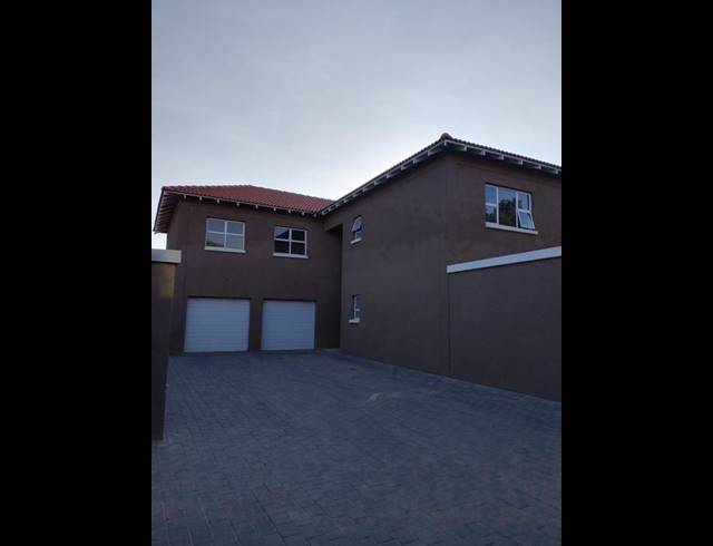 4 BEDROOM HOUSE FOR SALE IN FOURWAYS